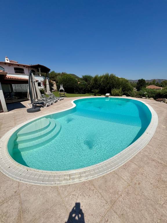 Fully equipped beautiful villa with pool, yard & barbecue | Mountain view | Pets allowed in San Teodoro
