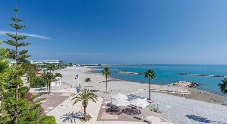 Sea View- Beach- Chic & Air-Conditioned — photo 3