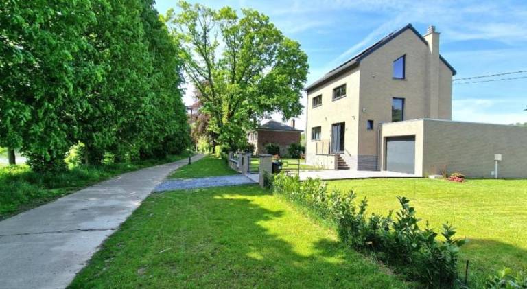Vacation home with patio, barbeque & yard in Liege
