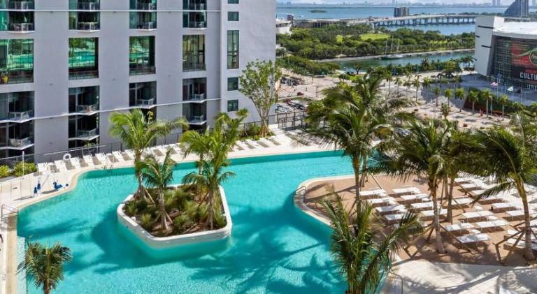 Wonderful apartment with pool | Near Bayside Marketplace | Good for workation | Pet-friendly — photo 5