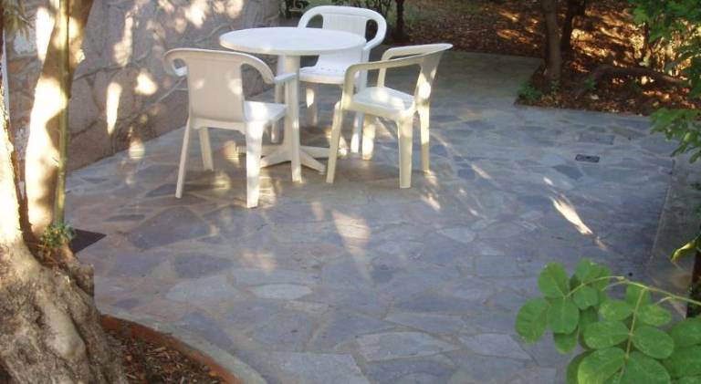 Rental apartment with terrace & yard — photo 3
