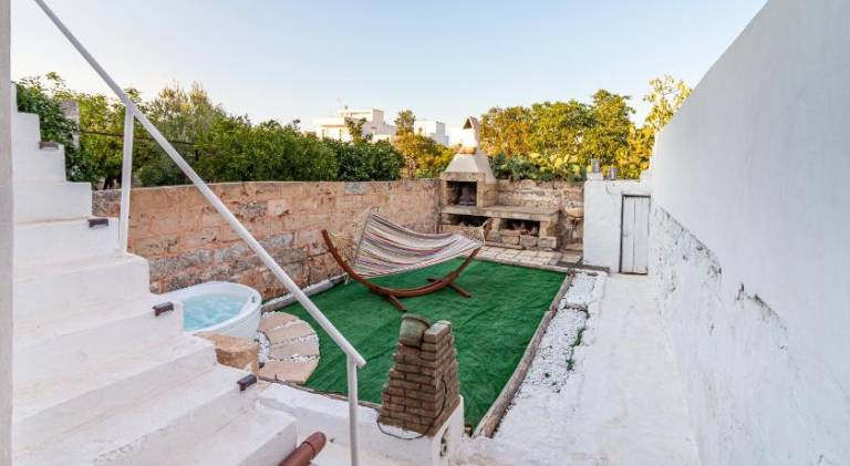 Pleasant house with private pool, jacuzzi & garden | Pets are welcome — photo 2