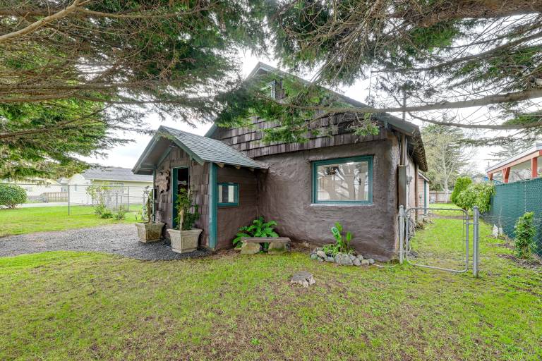 Unique Dog-Friendly Log Cabin: Short Walk to Ocean — photo 2
