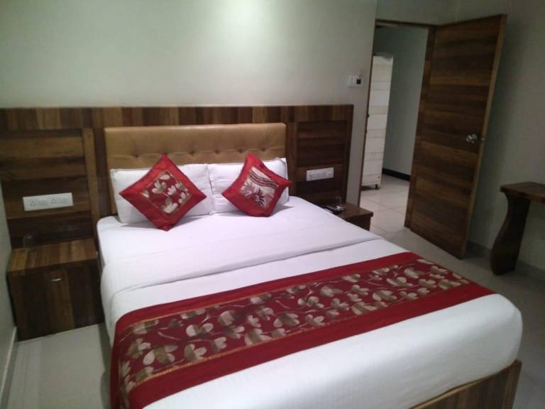 Hotel Rishi International Grant Road