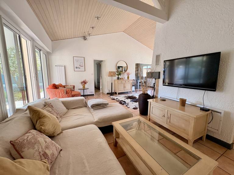 Villa with pool — photo 5