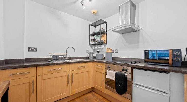 Apartment | Near Manchester Town Hall | Perfect for remote work | Pets are welcome — photo 3