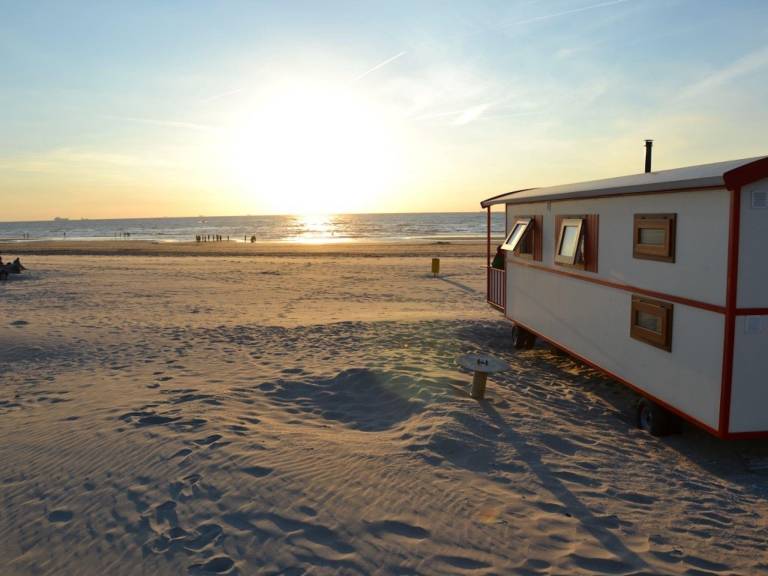 Cozy chalet with veranda on the beach