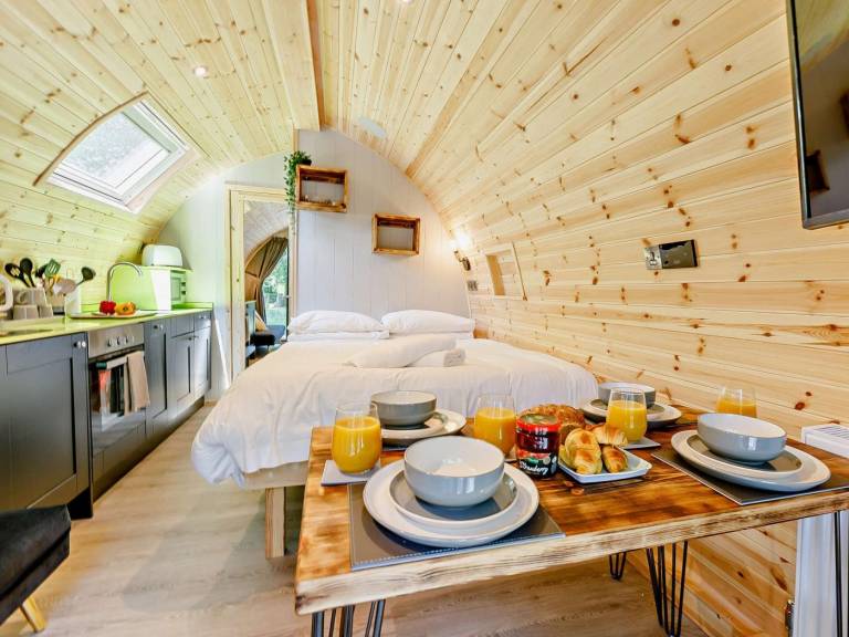 Camping suite with barbeque & hot tub | Water view — photo 5