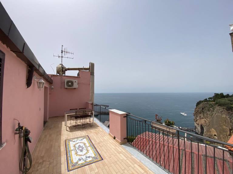 Apartment with terrace | Next to the beach | Suitable for remote work | Pets are welcome in Vico Equense