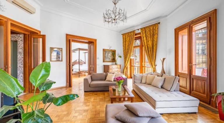 Family-oriented serviced apartment with garden, hot tub & terrace | Near Prague Castle | Suitable for remote work | Pets allowed — photo 2