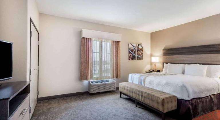 La Quinta Inn & Suites by Wyndham Andrews — photo 2