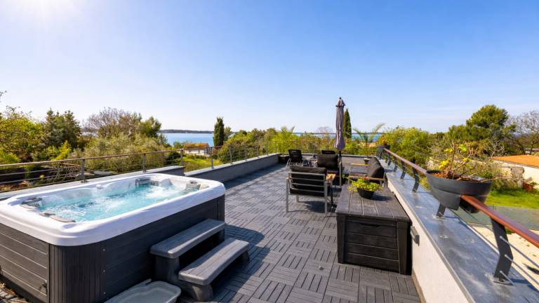 Villa with jacuzzi, patio & garden in Pula