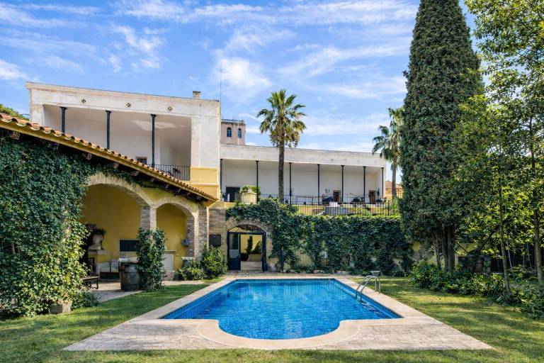 Impressive and Idyllic mansion for up to 40 people