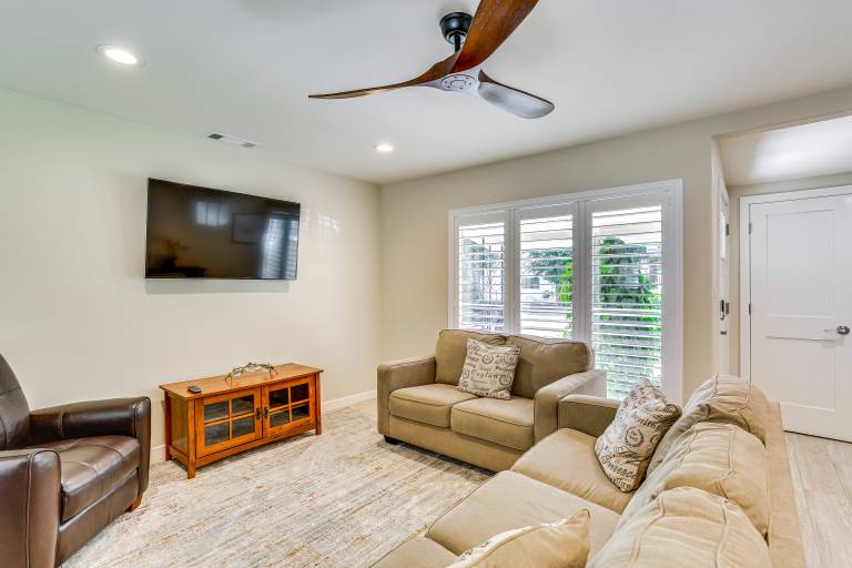 Walk to Park & Aquatic Center: Airy Redding Home! — photo 4