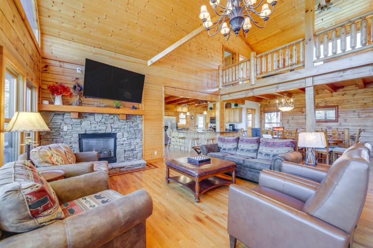 Deck & Mtn Views! Luxe Log Cabin in Waynesville — photo 3