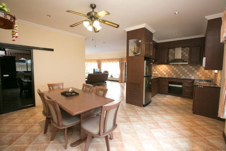 Wonderful villa with patio, hot tub & pool | Good for workation | Pet-friendly — photo 3