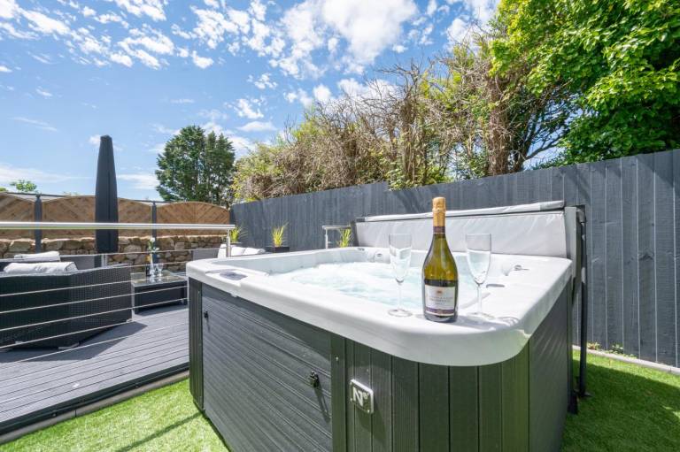 Cottage with yard, terrace & jacuzzi — photo 3