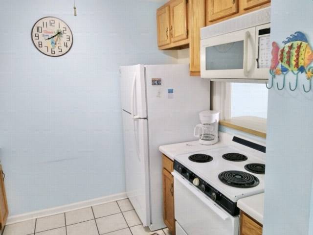 Condo with pool — photo 4