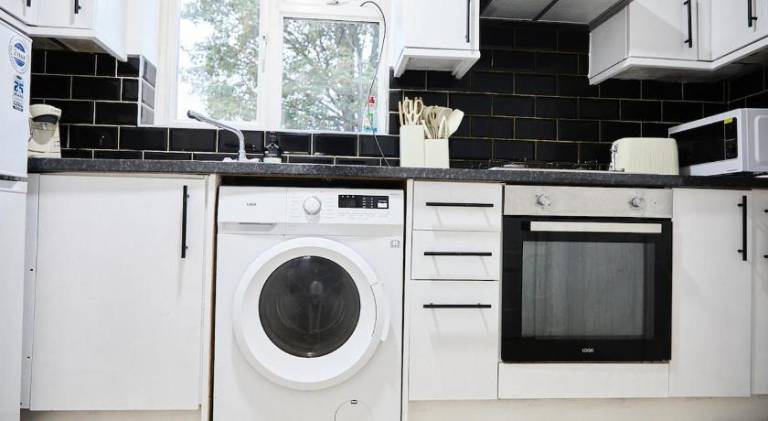 Stylish Wembley Home with Hot Tub, Parking & Garden — photo 5