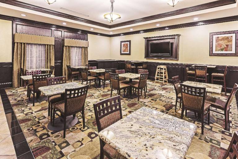 La Quinta Inn & Suites by Wyndham DFW Airport West - Bedford — photo 5