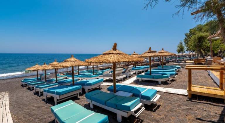 Holiday apartment with yard & patio in Santorini