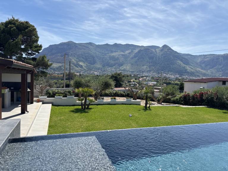 Villa with garden, BBQ & private pool — photo 2