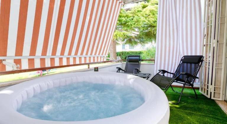 Wolf House - Peschiera Holiday - Jacuzzi Privata in Pozzolengo