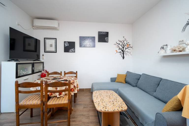 Rental apartment with terrace, yard & barbecue — photo 2