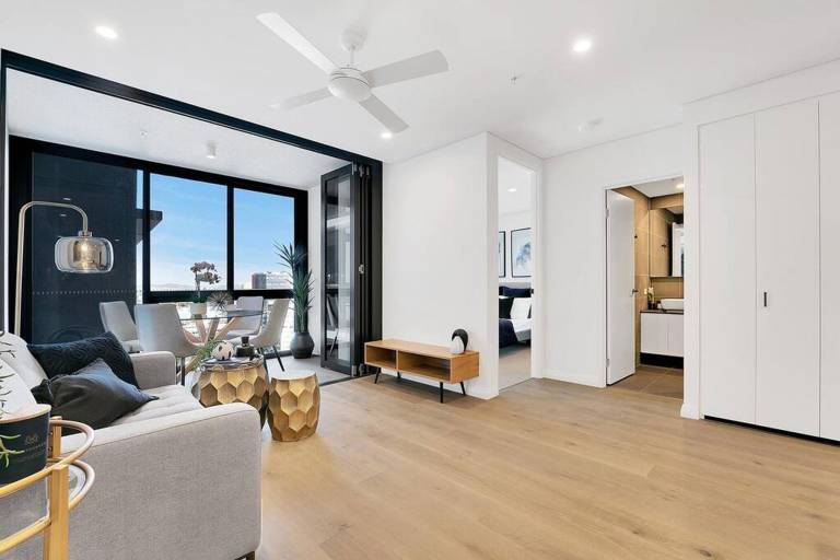 2BR Utopia Fortitude Valley Pool Rooftop King bed