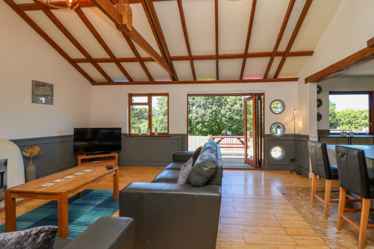 Family-oriented lovely cottage with garden & jacuzzi | Beach view | Pets are welcome — photo 4