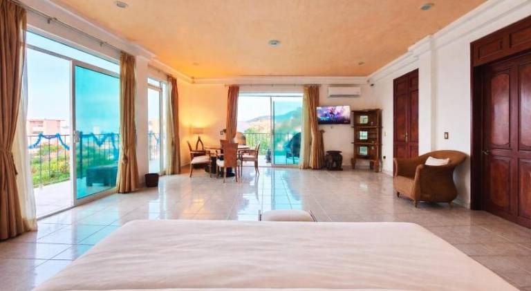Lovely vacation home with pool & jacuzzi | Close to the beach | Pets allowed — photo 2