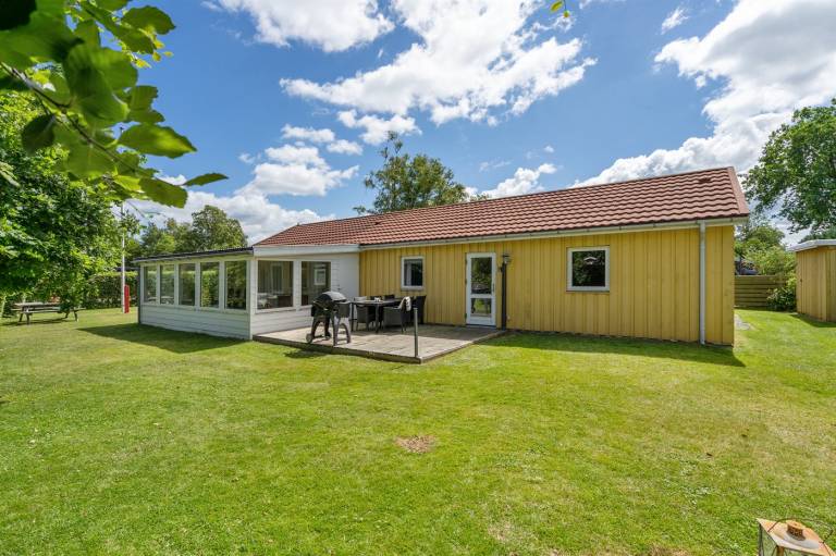 Fully equipped vacation home with BBQ, yard & patio | Pets allowed in Grenaa