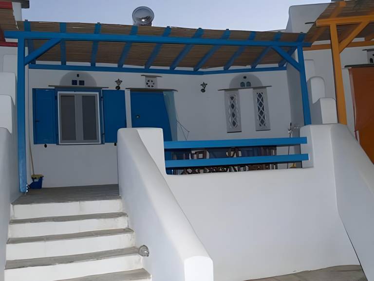 Holiday apartment with BBQ, patio & yard in Tinos