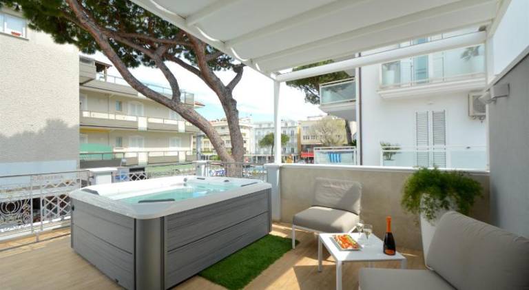 Serviced apartment with private pool, hot tub & patio | Close to the beach | Pets are welcome in Riccione