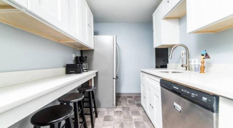 -- AGH Walkable - Free Parking - Washer & Dryer -- — photo 2