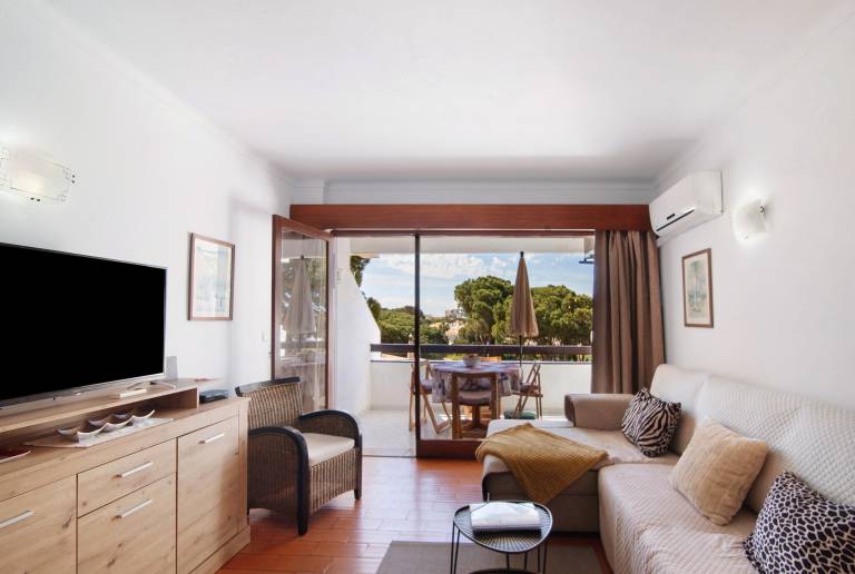 Charming rental apartment with terrace, yard & private pool | Garden view | Dogs allowed — photo 3