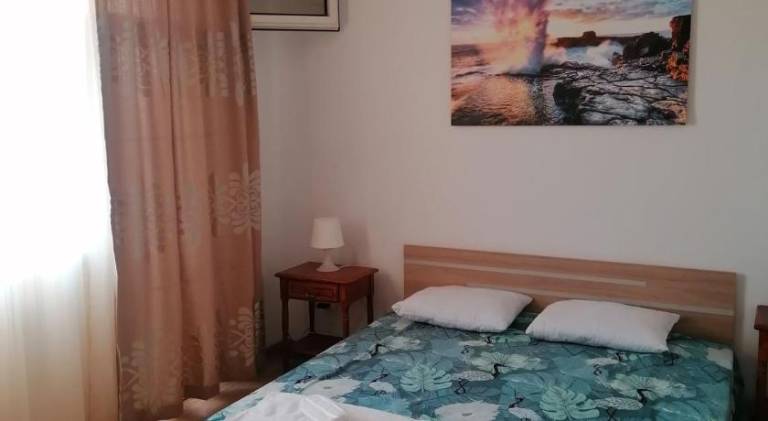 Rental apartment with patio & yard in Varna