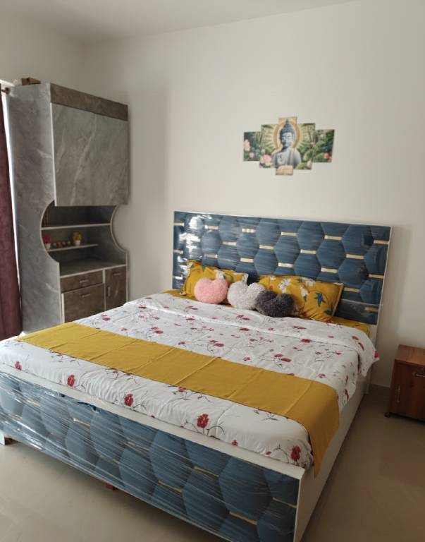 Mahagun Living Plus -Pool, WiFi & Caring Hosts in Noida