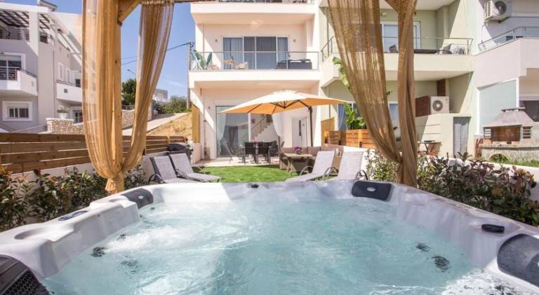 Vacation home with hot tub | Pet-friendly — photo 4
