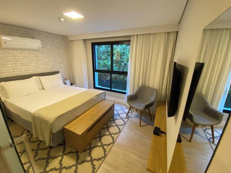 Serviced apartment with yard, patio & hot tub | Pets allowed — photo 2