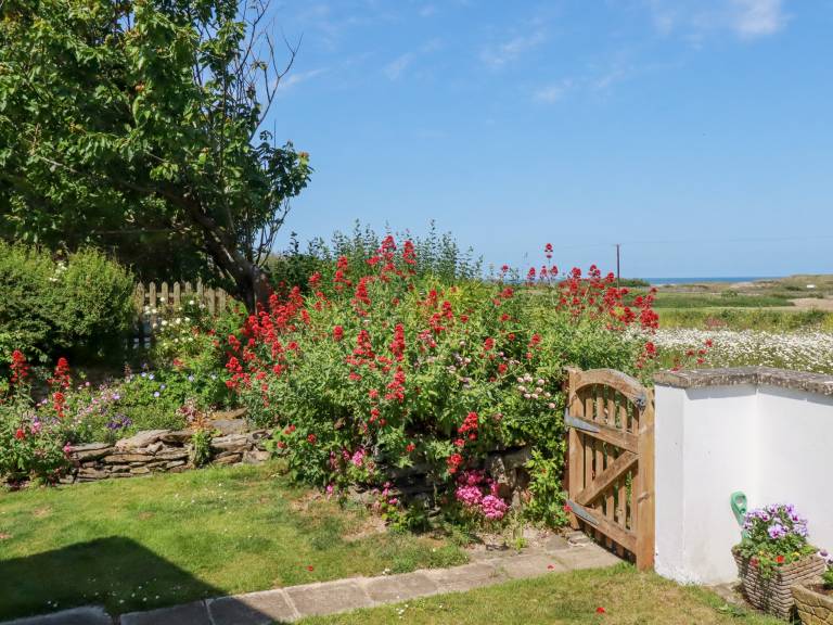 Cottage with garden | Beach view — photo 3