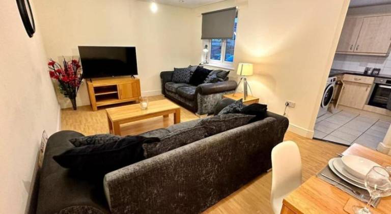17 FWC 2 Bedroom Apartment, Central Swindon, Secure Parking, Sleeps 5 in Swindon