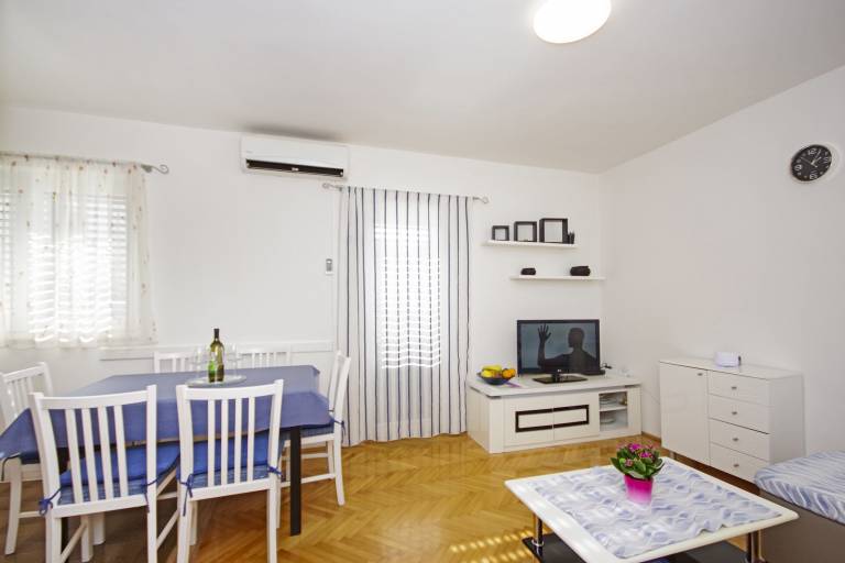 Holiday apartment with BBQ | Garden view — photo 3