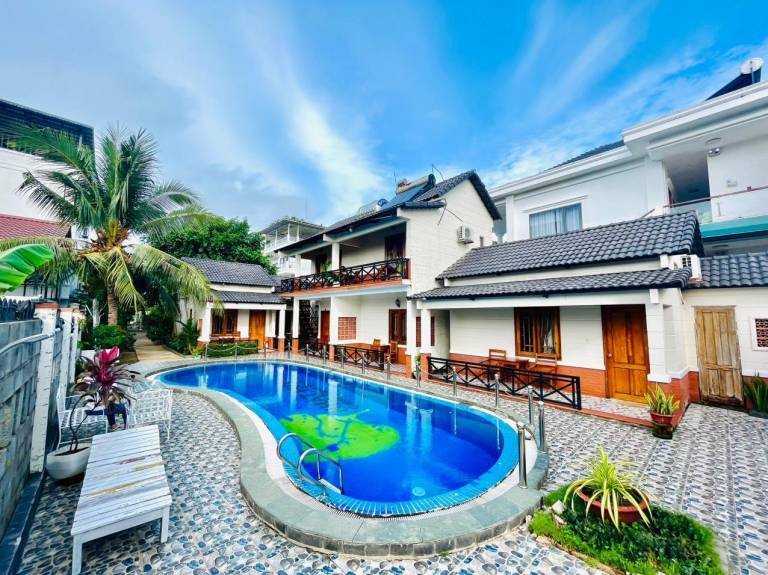 Bungalow with pool, barbecue & patio | Beach nearby | Pets are welcome in Phu Quoc