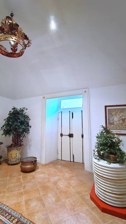 Apartment with jacuzzi | City view — photo 5