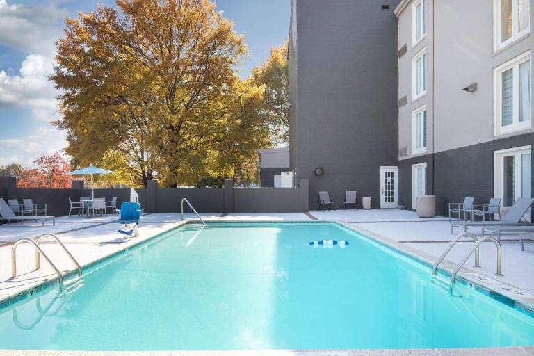 La Quinta Inn & Suites by Wyndham Atlanta Airport South — photo 4
