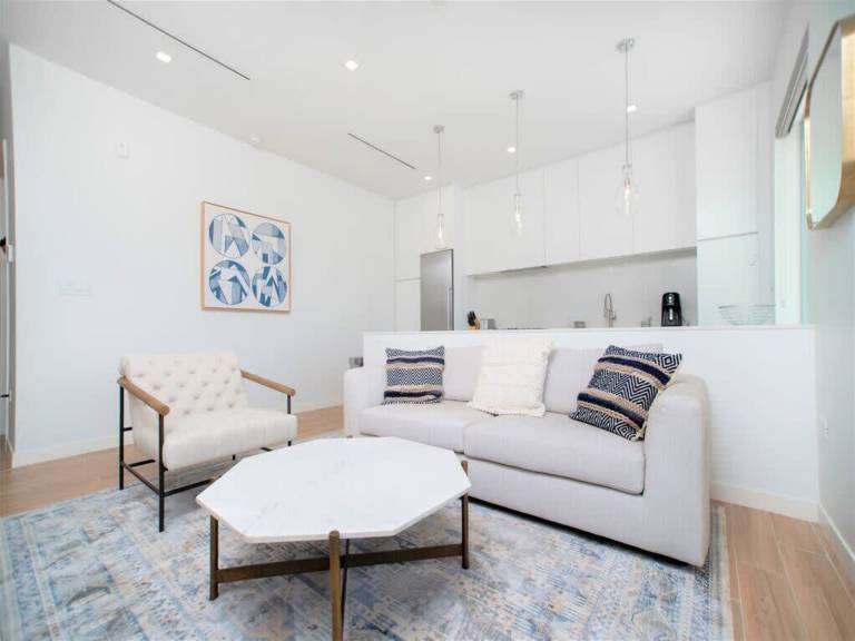Luxury 1Bdr Waterfront Apt w Pool Hot Tub Gym — photo 2