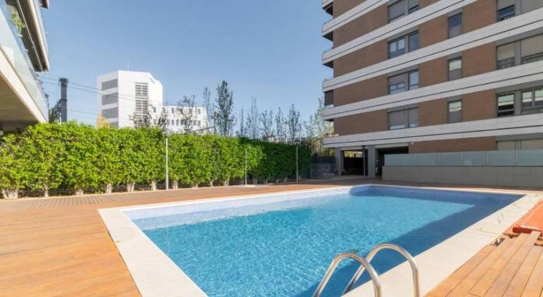 Apartment with pool & terrace in Cornella de Llobregat
