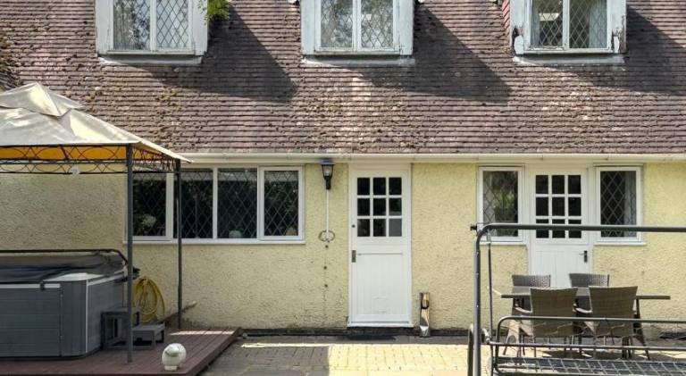 Rural 7 and 2 bed Lodge stays In Windsor! Hot Tub! Sleeps 20 in Windsor