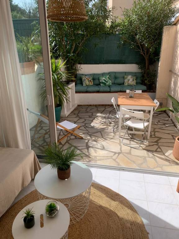 Bright studio with small terrace — photo 3